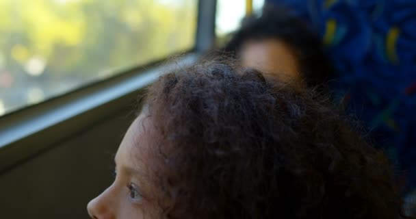 Στοχαστικός Κορίτσι Ψάχνει Μέσα Από Παράθυρο Ενώ Ταξιδεύετε Λεωφορείο — Αρχείο Βίντεο