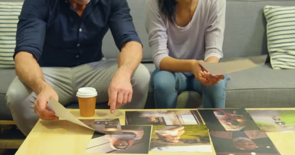 Designers Gráficos Masculinos Femininos Discutindo Fotografias Escritório — Vídeo de Stock