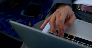 Otobüste seyahat ederken dizüstü kullanarak banliyö orta bölümünde 