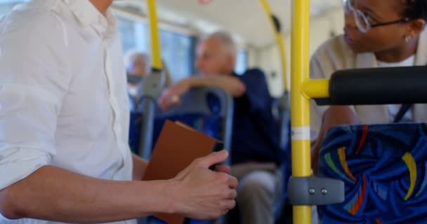 Genç Commuters Otobüste Seyahat Ederken Birbirleri Ile Etkileşim — Stok video