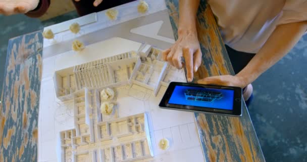 Yöneticiler Office Dijital Tablet Üzerinde Tartışırken Yüksek Açılı Görünüş — Stok video