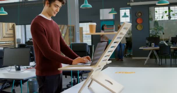 Executivo Masculino Usando Laptop Escritório — Vídeo de Stock