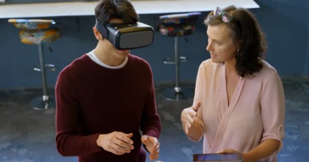 Chefer Använder Digitala Tablett Och Virtuell Verklighet Headset Medan Diskuterar — Stockvideo