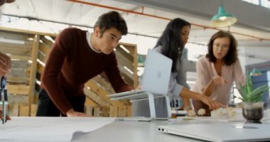 Özenli Yöneticiler Office 4 k masada çalışma