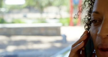 Yakın--kadın banliyö otobüste seyahat ederken cep telefonu üzerinde konuşurken up 