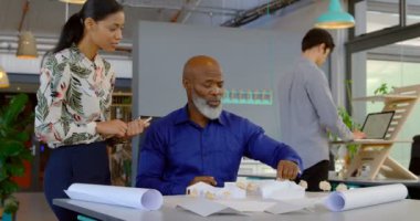 Yöneticiler Office 4 k mimari modeli üzerinde tartışıyor