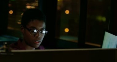 Kadın yönetici bilgisayarda Office masada çalışma 