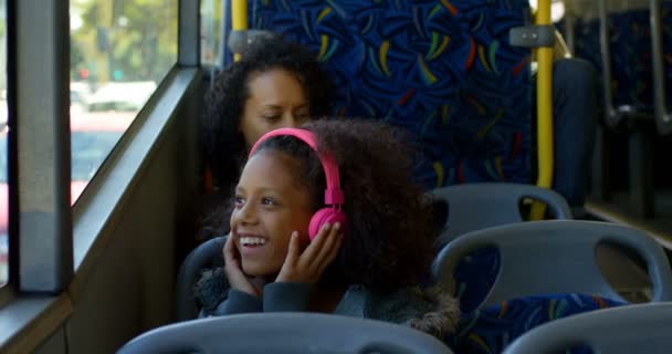 Menina Feliz Ouvir Música Fones Ouvido Enquanto Viaja Ônibus — Vídeo de Stock