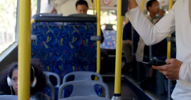 Cep Telefonu Banliyö Otobüste Seyahat Ederken Cep Telefonu Üzerinde Konuşurken — Stok video