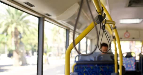 Jovem Viajante Sexo Masculino Conversando Telefone Celular Enquanto Viaja Ônibus — Vídeo de Stock