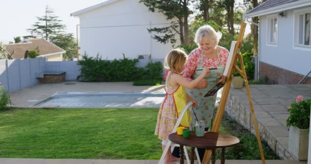 Fille Grand Mère Peinture Sur Toile Dans Porche — Video