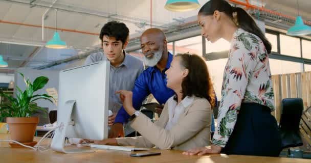 Ejecutivos Negocios Discutiendo Sobre Escritorio Oficina — Vídeo de stock