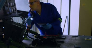 Erkek mühendis dijital tablet 4 k kullanma uçak incelenmesi