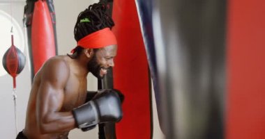 Erkek boxer boks fitness Studio 4 k pratik yan görünüm