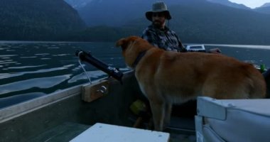 Balıkçı balıkçılık köpek nehir kırsal 4 k ile