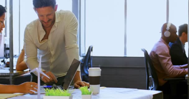 Geschäftskollegen Diskutieren Über Laptop Büro — Stockvideo