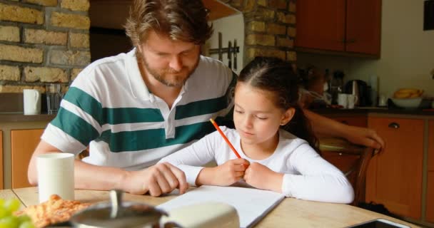 Πατέρας Κόρη Βοηθώντας Μελέτες Στην Κουζίνα Στο Σπίτι — Αρχείο Βίντεο