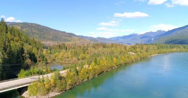 Vackra Berg Och Floden Landsbygden — Stockvideo