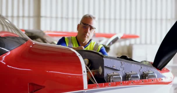 Ingeniero Masculino Reparando Aviones Hangar — Vídeos de Stock