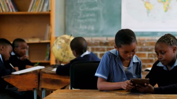 Profesor Masculino Usando Tableta Digital Con Estudiantes Aula Escuela — Vídeos de Stock