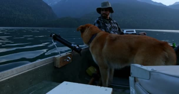 Pescador Pescando Con Perro Río Campo — Vídeos de Stock
