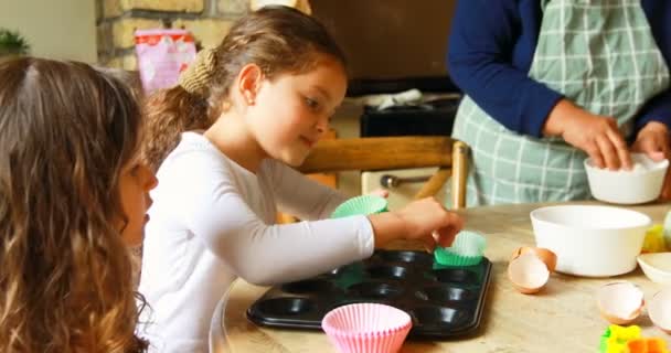 兄弟姐妹在家里的厨房里和家人一起准备食物4K — 图库视频影像