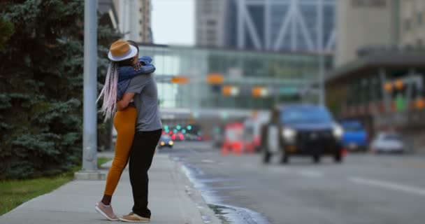 Jong Koppel Elkaar Zoenen Stad — Stockvideo