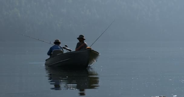 Dos Pescadores Que Pescan Río Campo — Vídeo de stock