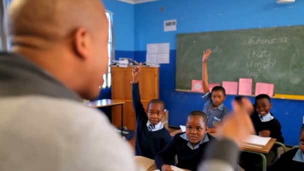 Okulda Sınıfta Geçirilen Schoolkids Eller — Stok video