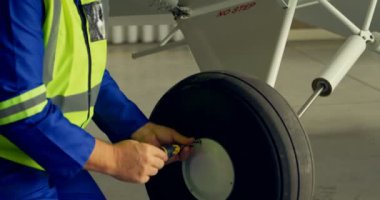 Sabitleme tekerlek 4 k hangarda uçak mühendisi