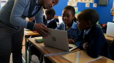 Erkek öğretmen öğrenciler dizüstü okulda sınıfta öğretim 