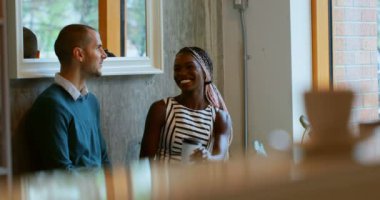 Genç çift 4 k kafede birbirleri ile etkileşim