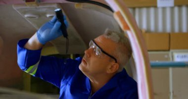 Askı 4 k uçaklarda inceleyerek mühendisi