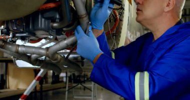 Erkek mühendis 4 k hangarda uçak motoru incelenmesi