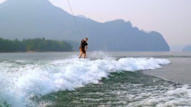 Genç adam wakeboarding nehre güneşli bir günde 4k 