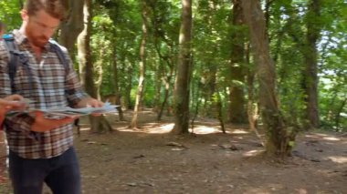 Genç çift harita boot Camp tartışıyor 