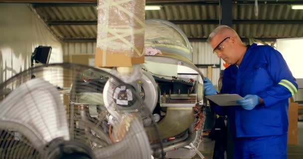 Engenheiro Masculino Verificando Aeronaves Hangar — Vídeo de Stock