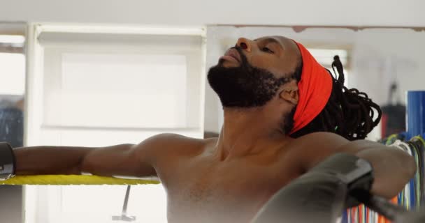 男性拳击手在健身室4K 拳击场放松身心 — 图库视频影像
