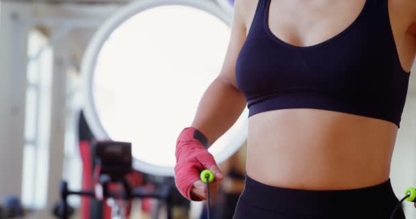 Unga Kvinnliga Boxare Avkopplande Fitnesstudion — Stockvideo