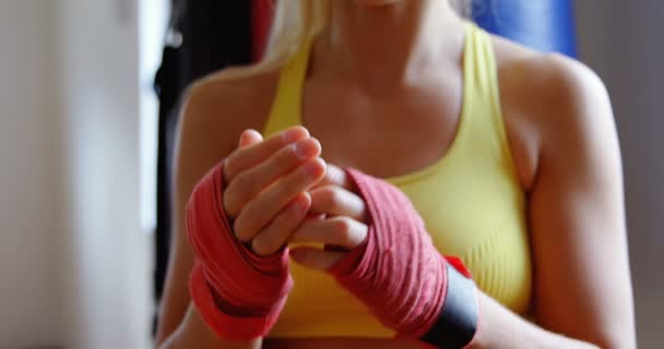 年轻的女拳击手练习拳击在健身工作室4K — 图库视频影像