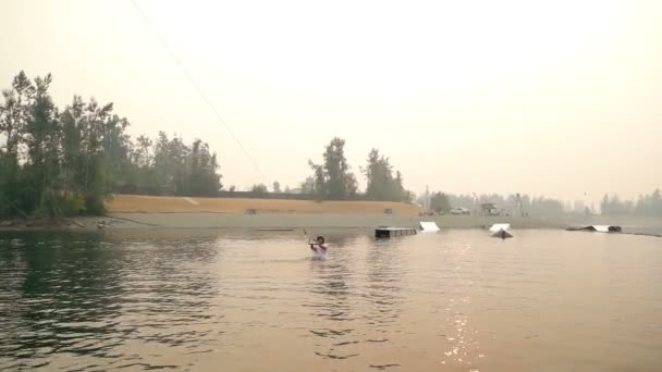 Jeune Homme Wakeboard Dans Rivière Par Une Journée Ensoleillée — Video