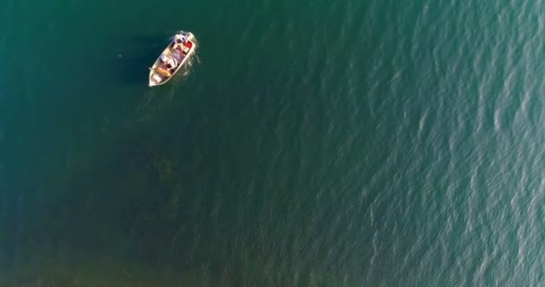 Vista Aérea Dos Turistas Que Pescam Barco Rio — Vídeo de Stock
