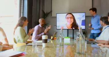 Video konferans sahip iş adamları ofisi 4 k ara