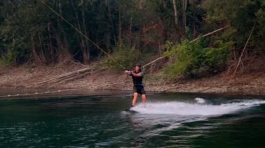 Genç adam wakeboarding nehre güneşli bir günde 4k 