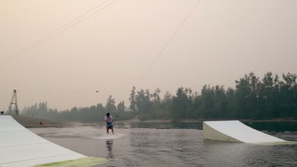 Νεαρός Άνδρας Wakeboarding Στον Ποταμό Μια Ηλιόλουστη Ημέρα — Αρχείο Βίντεο