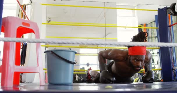 Boxeador Masculino Haciendo Ejercicio Ring Boxeo Gimnasio — Vídeo de stock