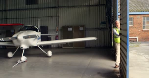 Besättning Medlem Dörren Flyg Hangar — Stockvideo