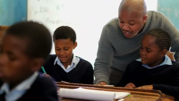 Enseignant Masculin Enseignant Dans Salle Classe École — Video