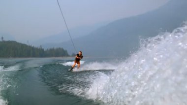 Genç adam wakeboarding nehre güneşli bir günde 4k 