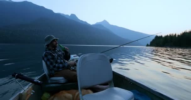 Pescador Tomando Cerveza Mientras Pesca Río Campo — Vídeos de Stock